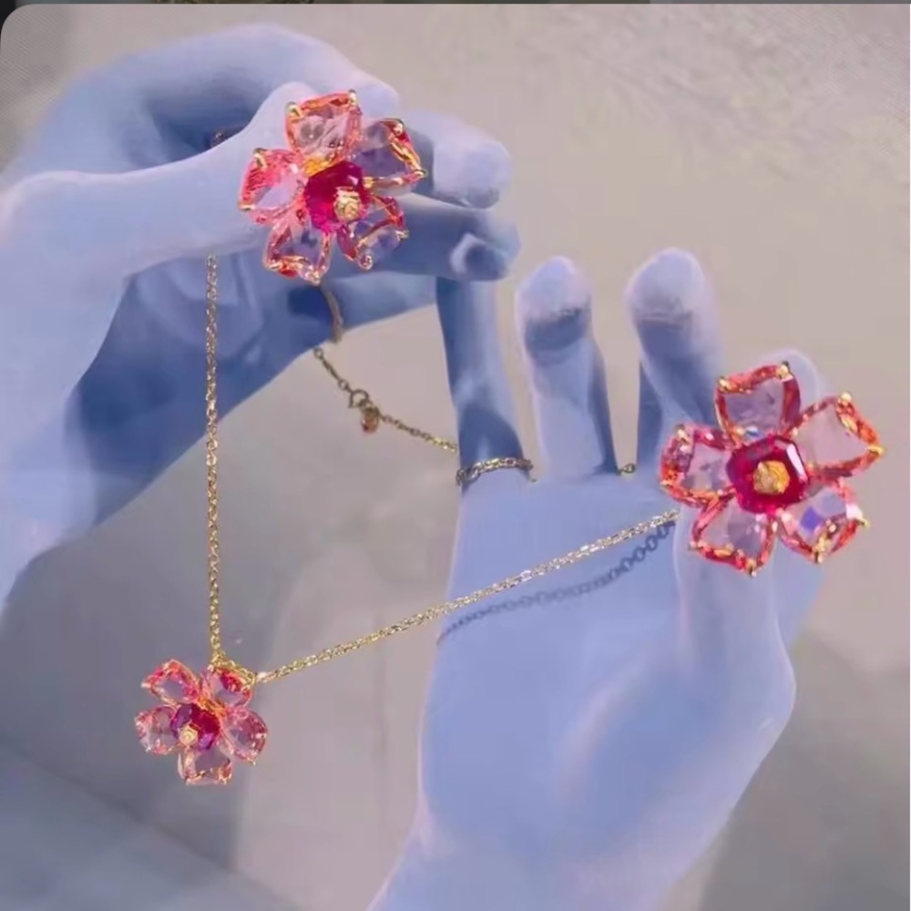 Elegant Floral Pink and Gold Necklace